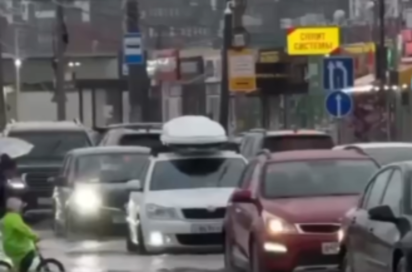 Небо плачет: в Краснодарском крае ливень затопил улицы