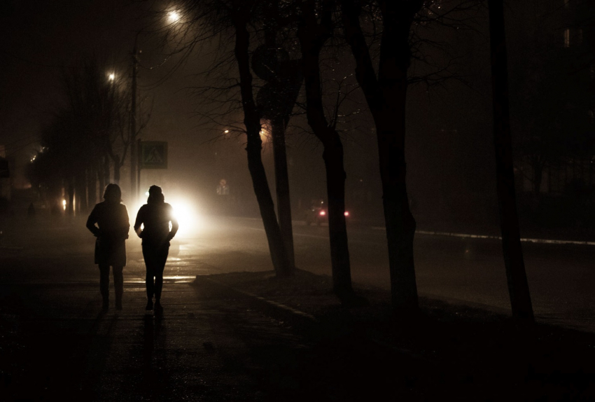 Из-за отсутствия фонарей новороссийцы вынуждены ходить по темноте 
