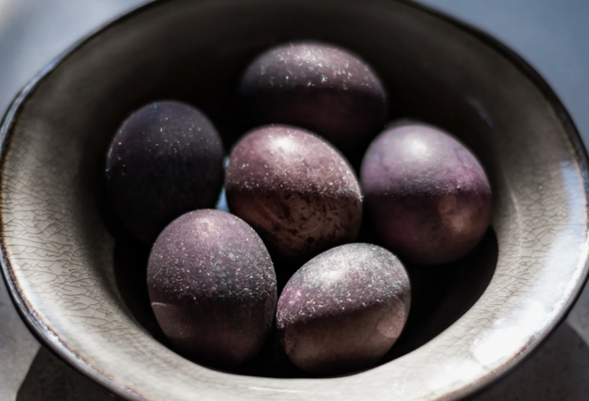 Пасха по-взрослому: новороссийцам предлагают красить яйца винишком