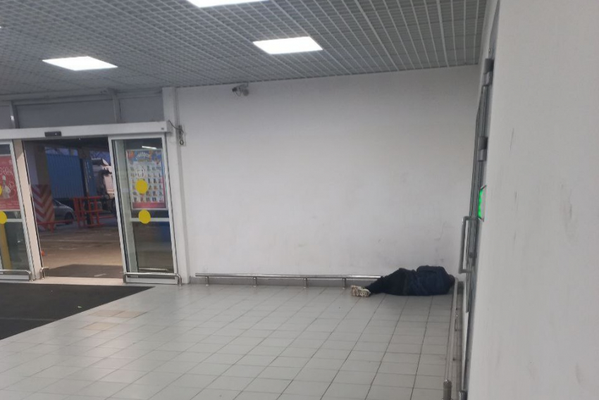 Бездомные в гипермаркете Новороссийска живут там, как дома 