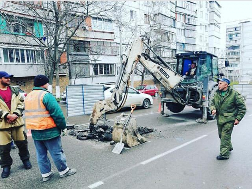 В Новороссийске на проезжей части разрыли асфальт