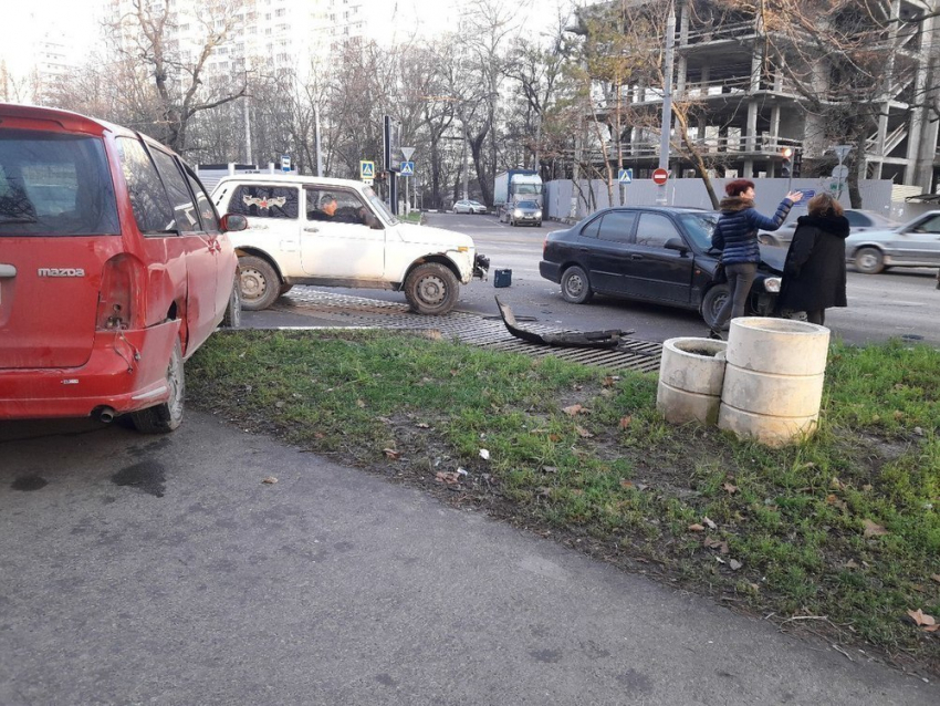 Авария с участием 3 автомобилей произошла в центре Новороссийска