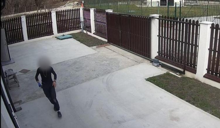 Чемодан, очки, велосипед — краснодарец обокрал дом в Новороссийске