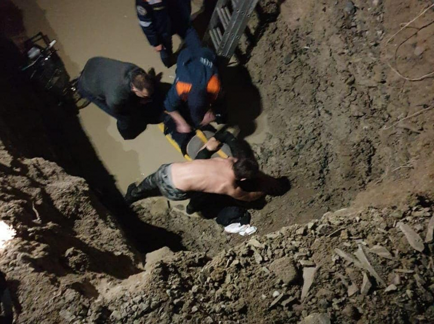 Велосипедист провалился в яму в центре Новороссийска