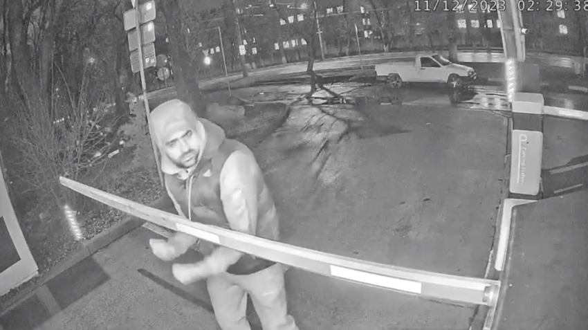 Полиция Новороссийска ищет мужчину, “игравшего” с камерой и шлагбаумом