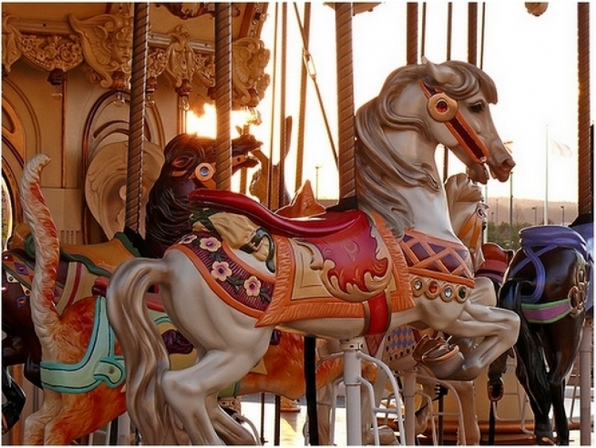 Календарь: 28 июня – День карусельной лошадки