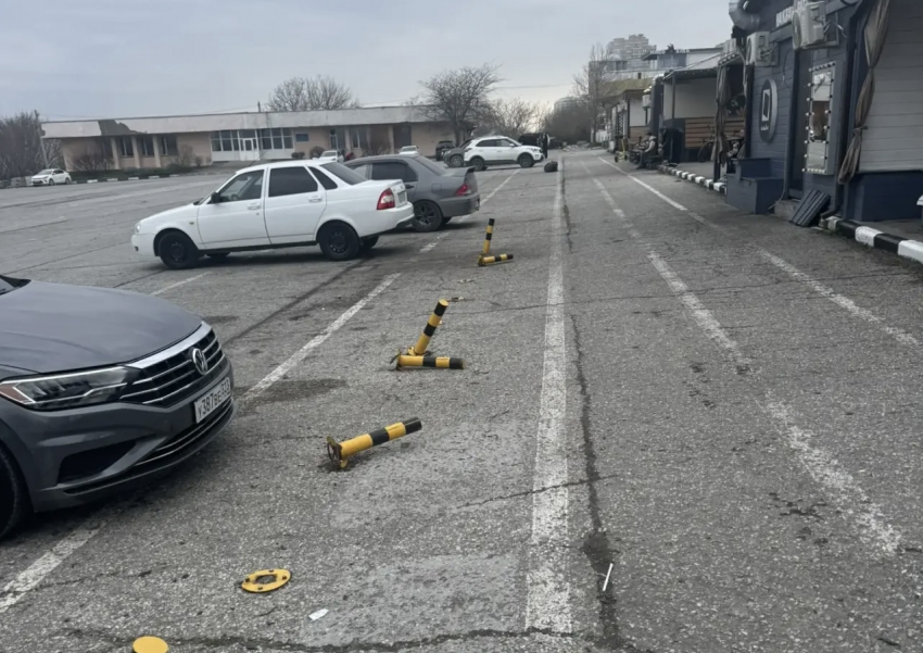 Туалет убрали, а вокруг не посмотрели: новороссийца возмущает беспорядок на Малой Земле  