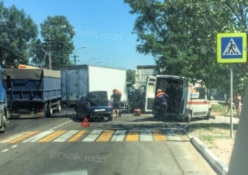 Страшно ребёнка в садик возить: в Новороссийске после ДТП водителя вырезали из машины