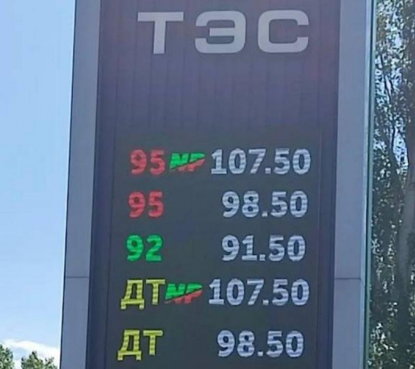 Бензин стоит как крыло самолета: от цен на такси новороссийцы тоже в шоке