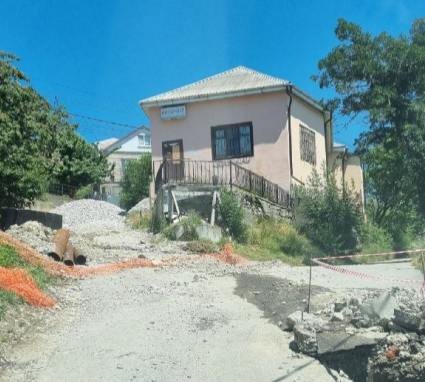 «Как после бомбёжки!», - улицу в Новороссийске разворотили и бросили 