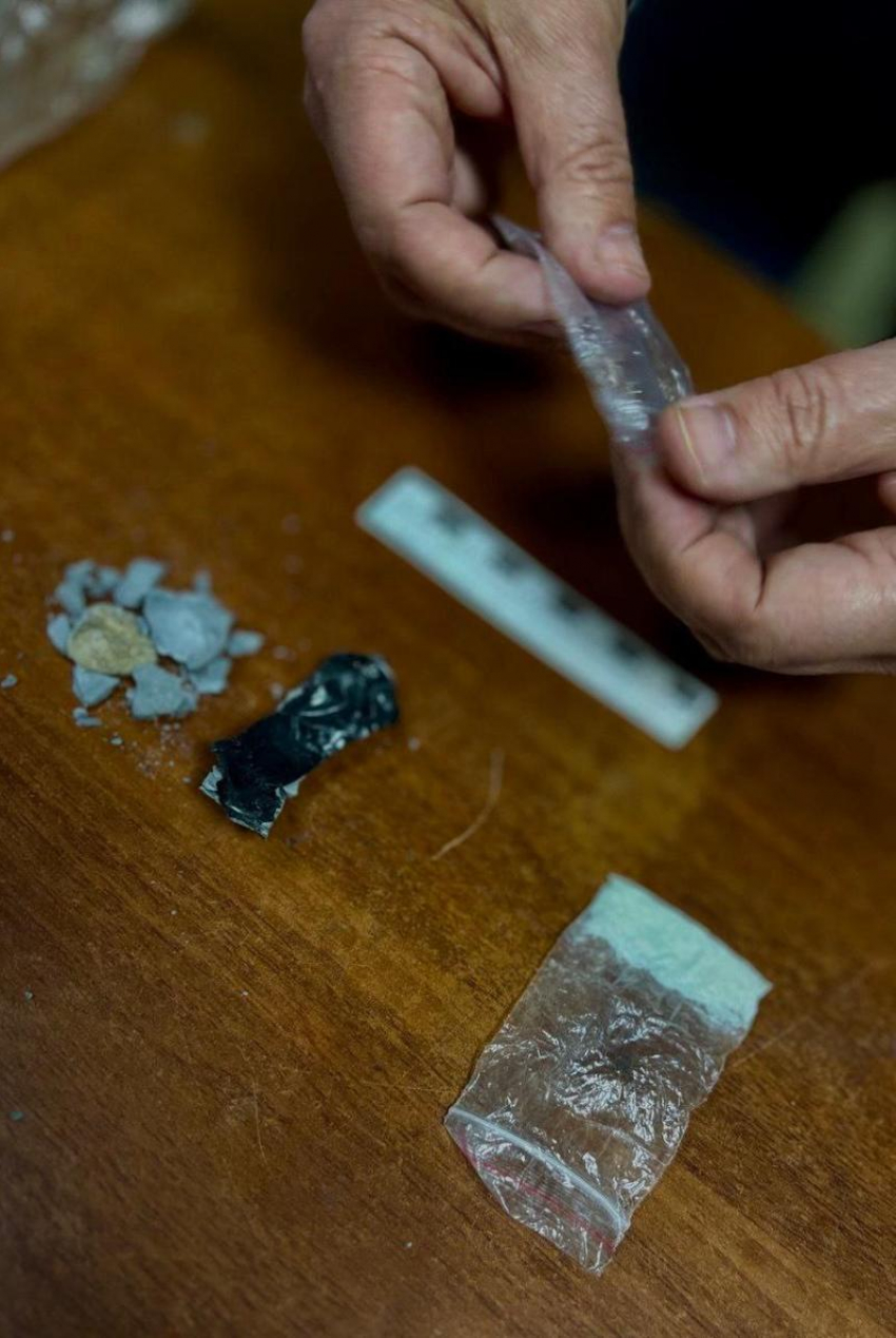 Женщину с наркотиками в кармане задержали в Новороссийске