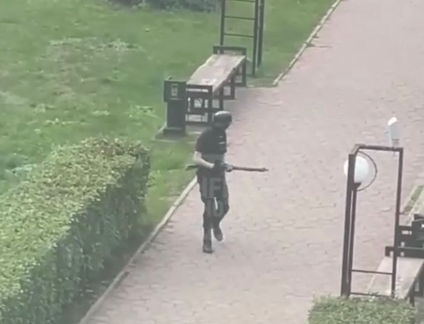 Пермский стрелок : неизвестный открыл стрельбу на территории местного университета