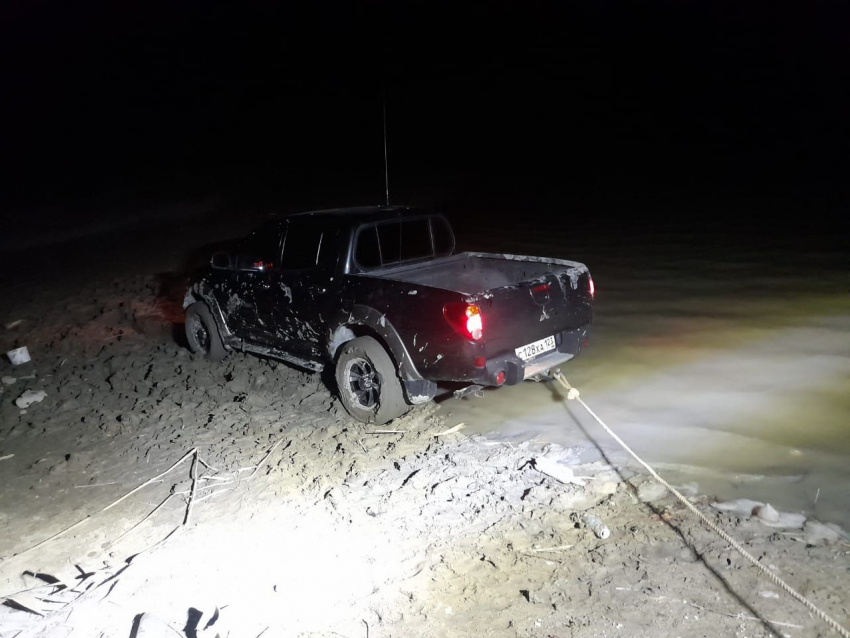 Нелегкая это работа-тащить авто из болота: у новороссийских спасателей выдалась неспокойная ночь