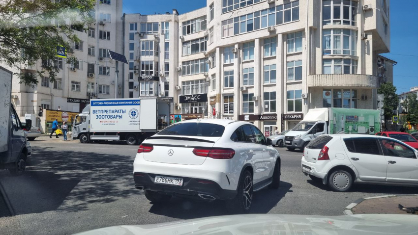 «Королева парковки» в Новороссийске бросила авто, как попало и пошла за покупками 