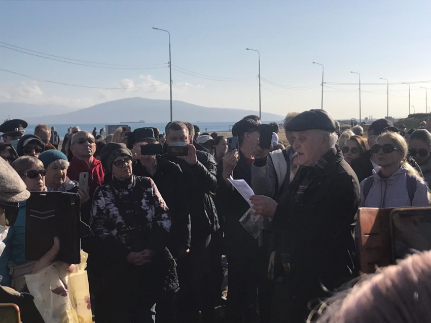 "Стариков уничтожат, детей - на органы!": новороссийцы протестуют против QR-кодов 
