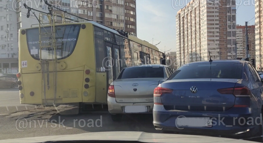 Троллейбус сошел с линии: авария возле «Самолета» в Новороссийске 