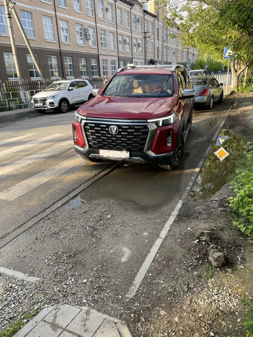А воз и ныне там: в Цемдолине продолжают парковаться на тротуарах