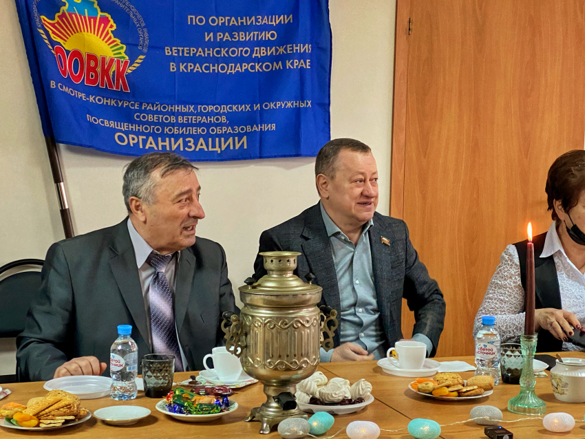 Литературная гостиная: депутат ЗСК Михаил Ковалюк провел встречу с поэтами и ветеранами 