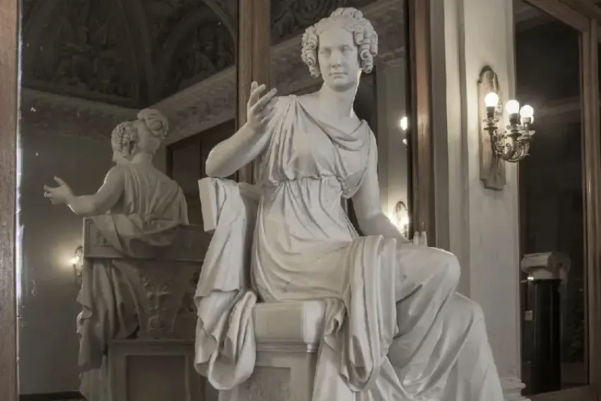 Турист из Новороссийска случайно сломал экспонат Эрмитажа