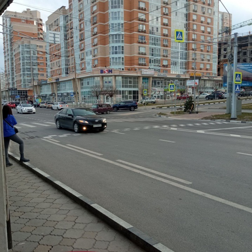 "При повороте едва не сбивали": быть ли светофору на улице Молодежной в Новороссийске