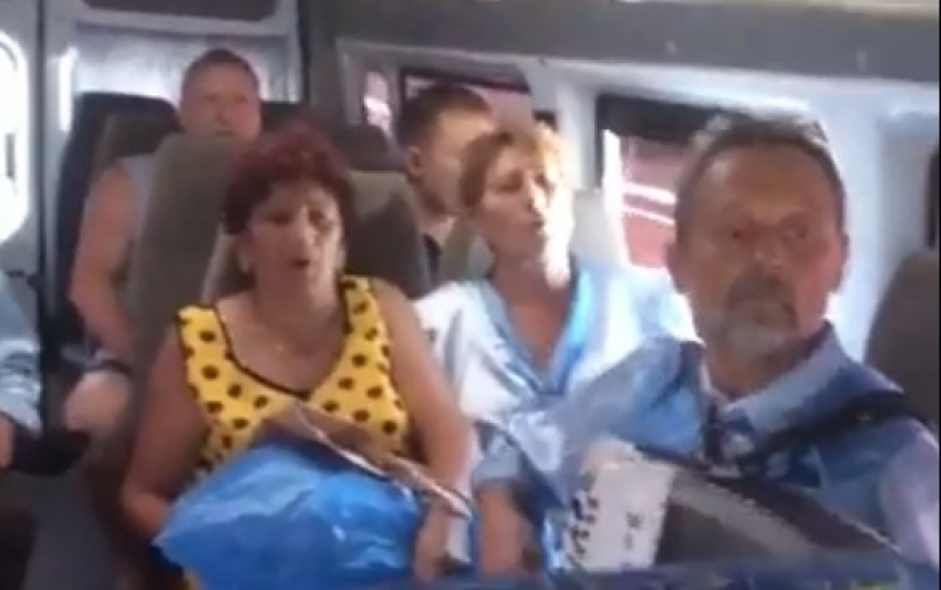 Вместо денег заставил петь пассажиров  маршрутчик Новороссийска 