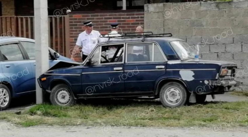 В Новороссийске бетонный столб спас автомобиль