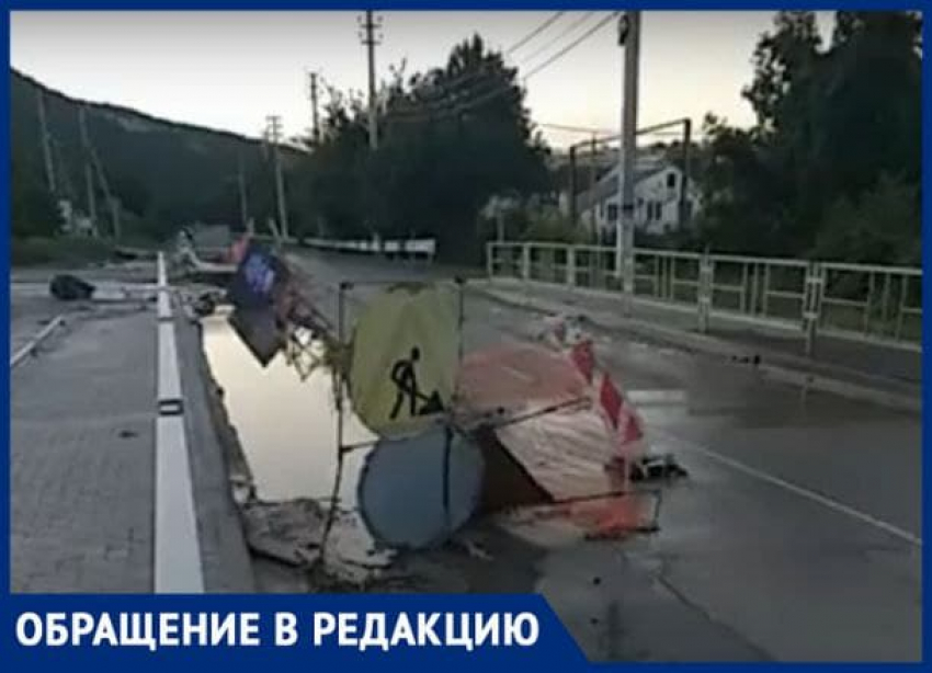 Третью неделю новороссийцы объезжают огромную яму в Мысхако