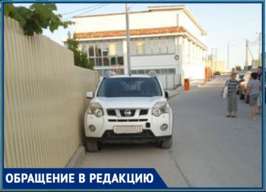 Жительница Новороссийска пожаловалась на автомобили, припаркованные на тротуаре в Мысхако