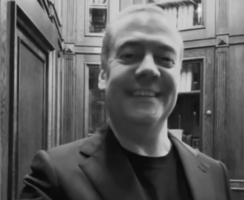 «Жирный кусок г*вна»: Дмитрий Медведев «причесал» главу ВСУ и западных политиков