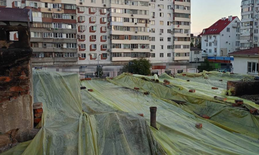 Люди мокнут! Пострадавшие от атаки беспилотников дома в Новороссийске «потекли»