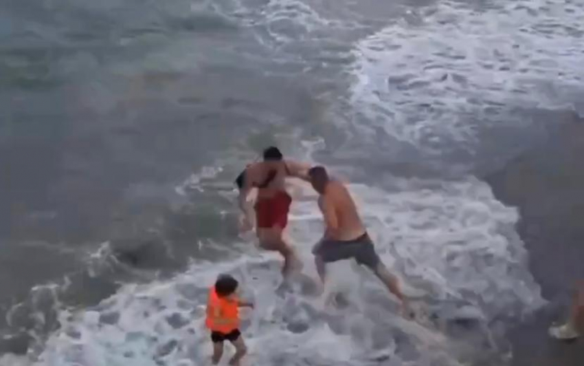 Спасателя избили за запрет на купание: как часто лезут в воду «непослушники» Новороссийска