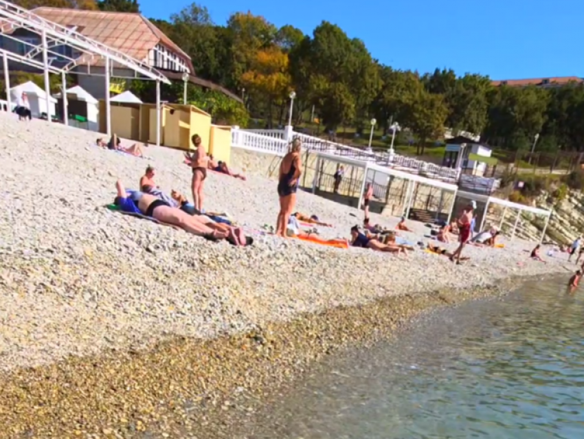 Сезон не закончен – вода теплая! Отдыхающие продолжают купаться в Черном море