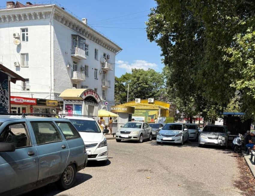 Новороссийцы возмущены: через шлагбаум возле жилого дома охранники пропускают на парковку всех желающих за деньги ﻿