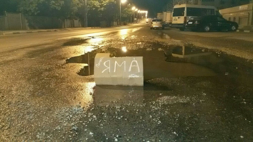 Дорожный знак из картонной коробки появился на опасном повороте в Новороссийске