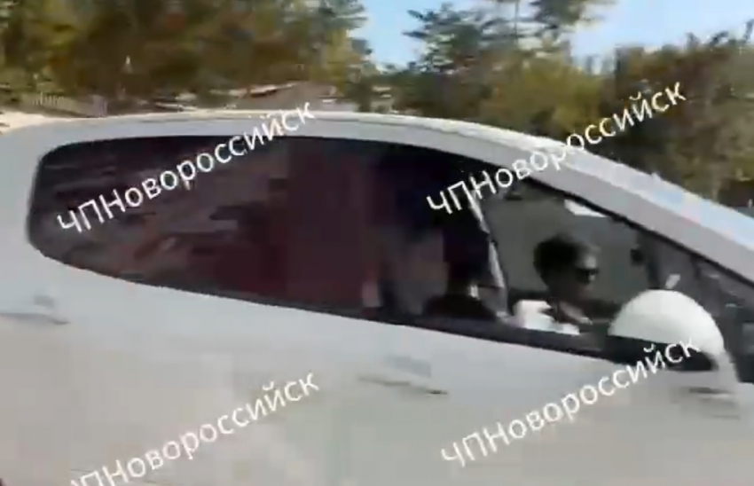 В Новороссийске наказали отца, перевозившего ребенка за рулём на руках 