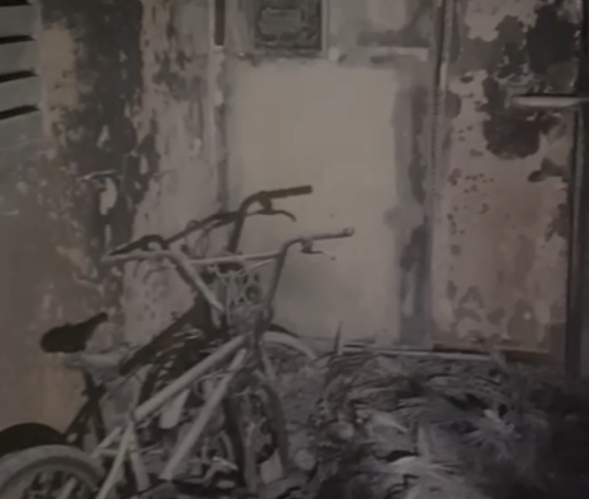 Новороссийцы чуть не погибли: неадекват закинул горящие покрышки в жилой дом