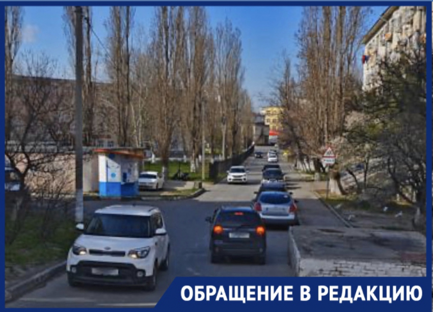 -Паркуются где хотят, - жительница Новороссийска о ситуации в районе десятой школы 