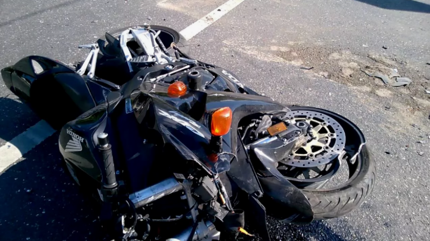 В ДТП пострадал юный мотоциклист: он врезался в «Лексус»