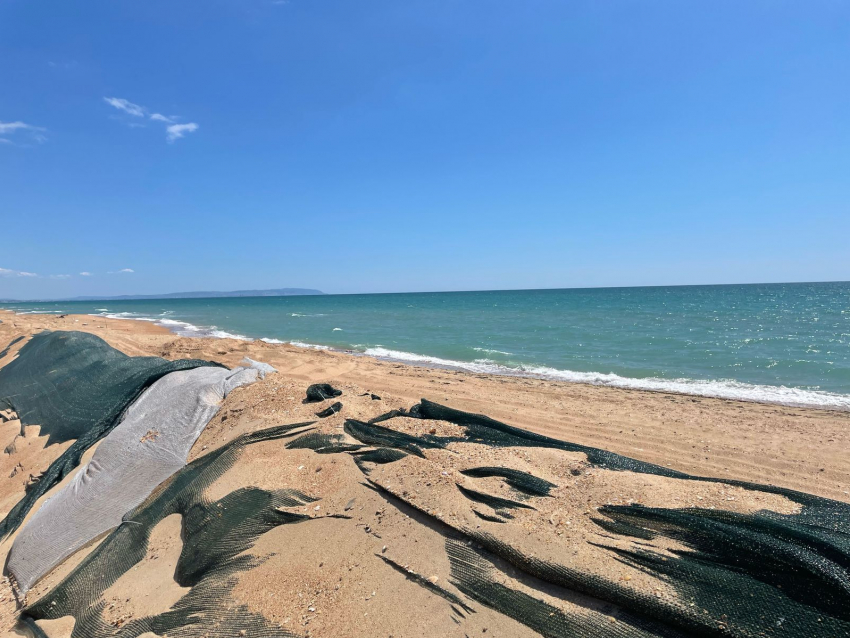 В Анапе все идет по плану? Песок на пляжах очищают от мазута 