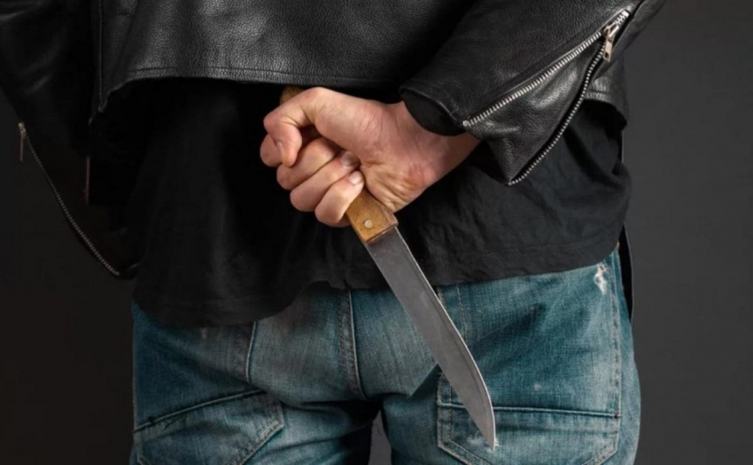 В Новороссийске парень ограбил продуктовый, угрожая кухонным ножом