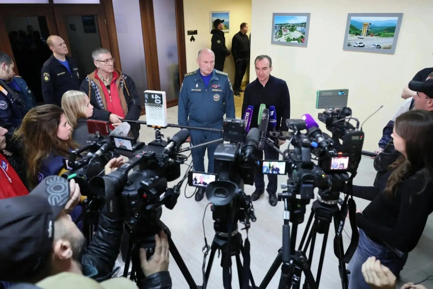 Жара еще держится: глава МЧС Куренков заявил об остановке утечек нефти в Туапсе