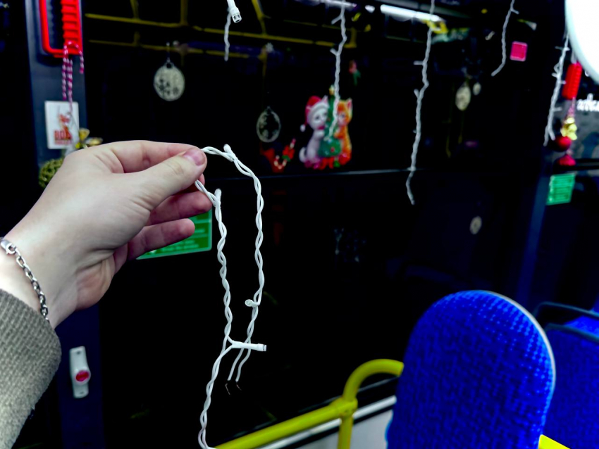 В Новороссийске пассажиры лишили троллейбус праздничного оформления