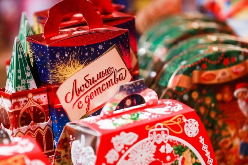 Юные новороссийцы уже начали получать сладкие новогодние подарки от властей
