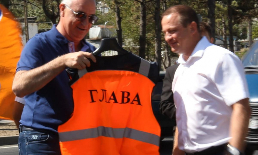 Глава Новороссийска верхом на байке открыл улицу Видова