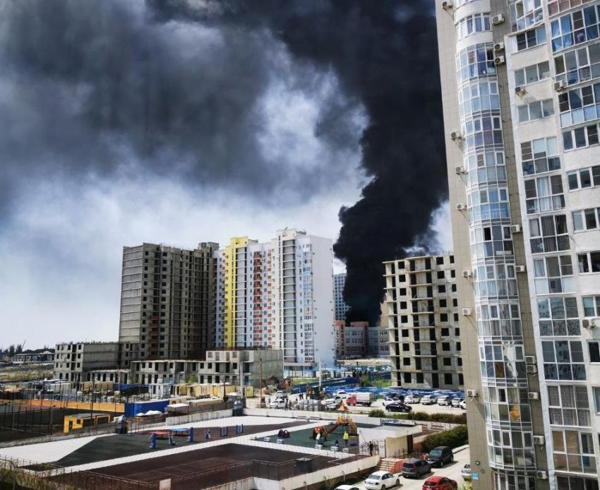Облака черного дыма: прямо сейчас в Новороссийске горит строящаяся школа 