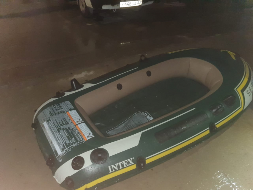 Пустая лодка с мужскими вещами найдена у берегов Новороссийска