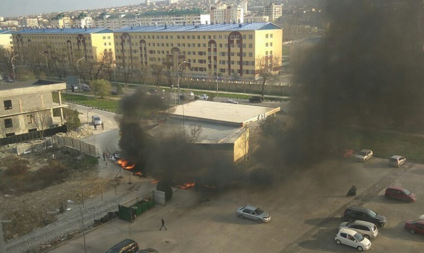 Пожар рядом с АЗС в Новороссийске потушили до приезда пожарных