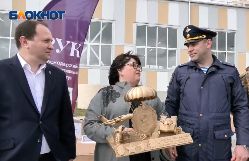 «Ждем с победой»: военнослужащие из Новороссийска принимают подарки в День защитника Отечества