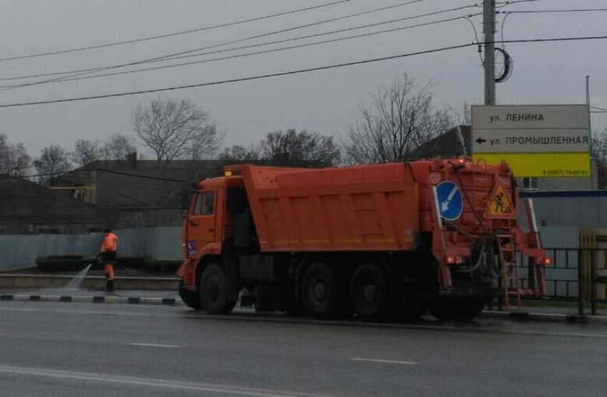 В Новороссийске коммунальщики решили помыть тротуары под проливным дождем 