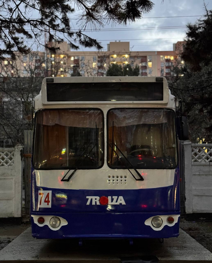 В Новороссийске появился памятник троллейбусу